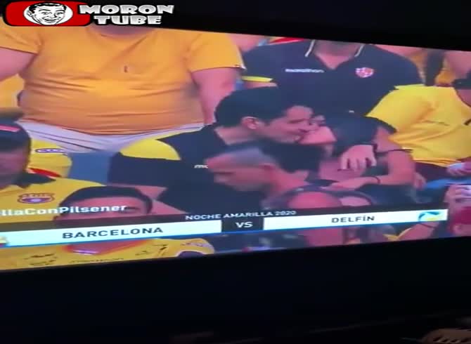 Video :He surprises the Kiss Cam (Ecuador) by kissing his mistress in the stands